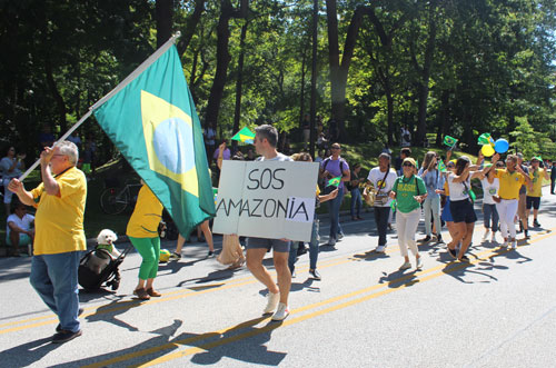Brazilian community represented in the Parade of Flags